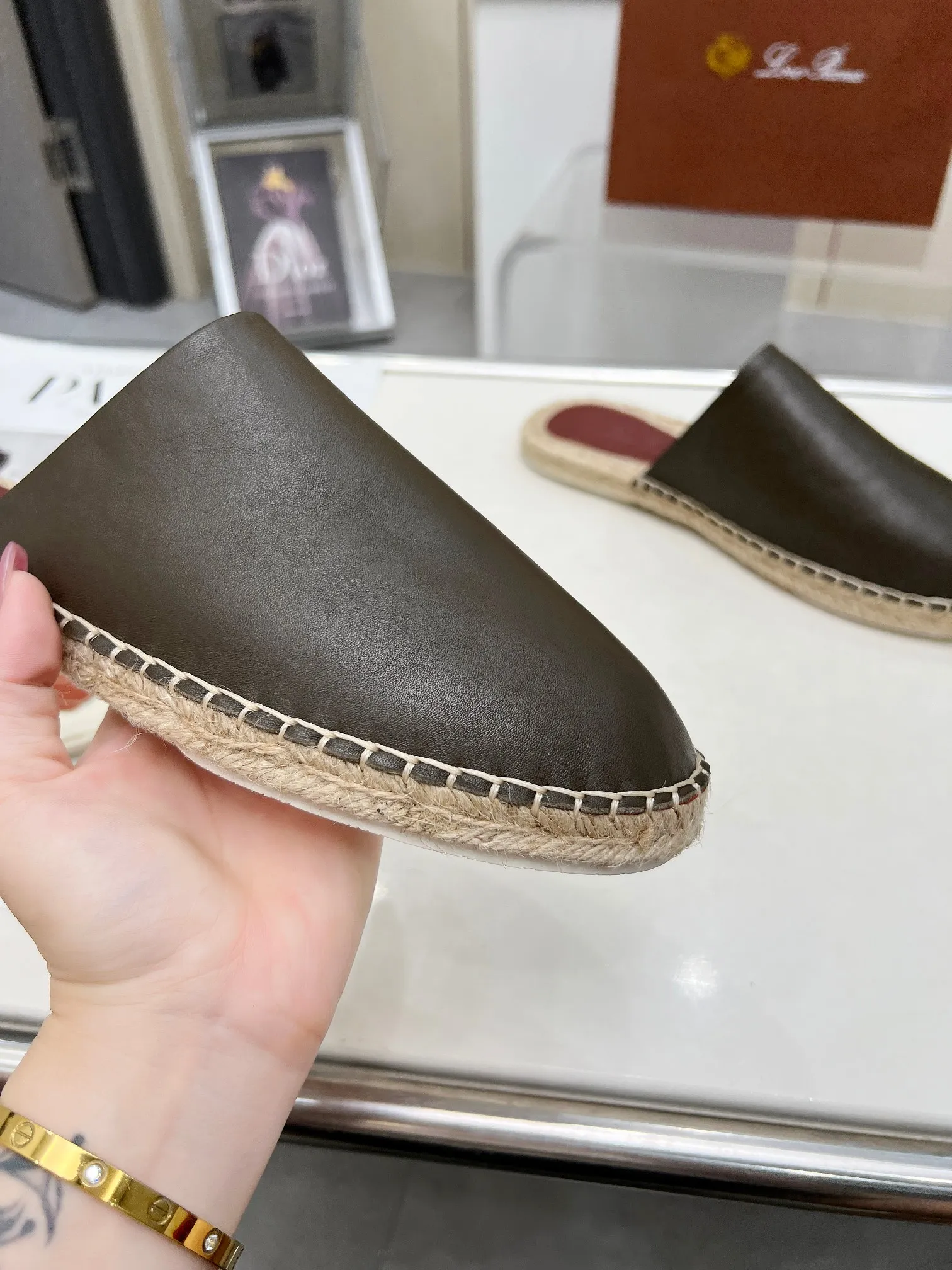 Men's men's shoes 💰520 🧚‍♂️.Loro Piana*👉Top genuine high-end fisherman's shoes and half-drag style👉Buy the original 1:1 copy💯💯💯 Founded the existing Loro Piana company on April 24, 1924. It is now the sixth generation of family business, providing high-quality products to customers who are discerning about taste and quality. ❤️Imported calfskin fabric. The lining is made of A-grade sweat-absorbent and breathable lining. 💯💯💯 Purely handmade. 💯Authentic packaging. Original one-to-one molded outsole. The favorite sandals of Middle Eastern tycoons. Code number: 39-46.
